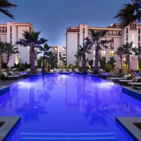 Cascadas Family Resort شقة